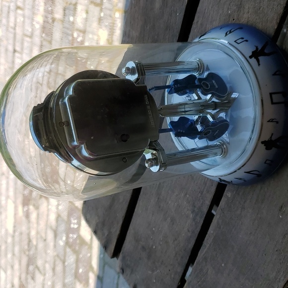 Kitchy Elvis clock with spinning guitars - Picture 4 of 12